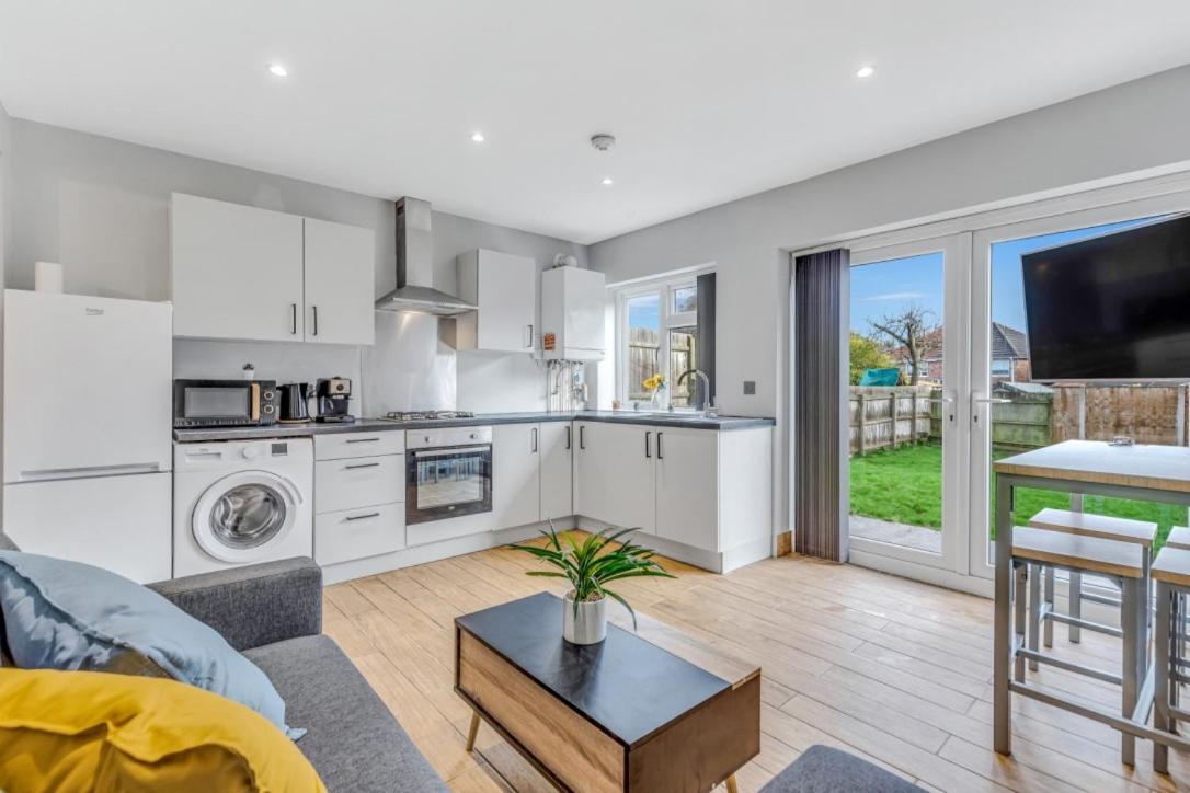 Amazing 2 Bedroom , Ground Floor ,garden ,free Wi-fi , Free Parking ,sleeps Up To 6 Apartment *