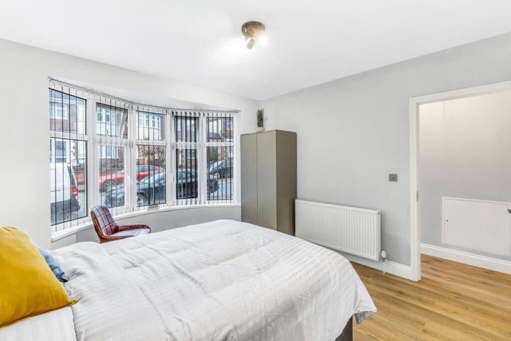 Amazing 2 Bedroom , Ground Floor ,garden ,free Wi-fi , Free Parking ,sleeps Up To 6 *